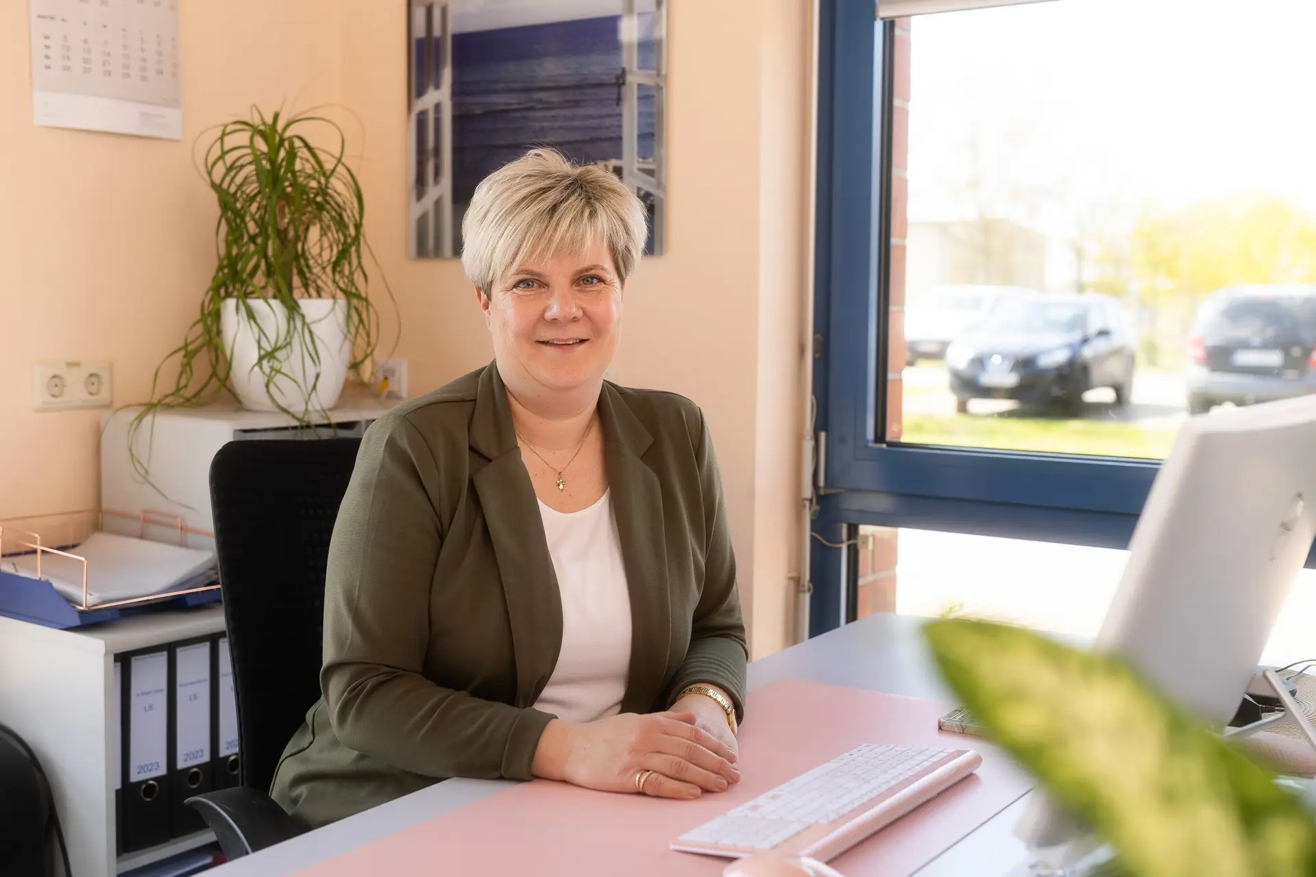 Einer Person in einem Büro, vor dem Computer
