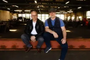 2 Personen sitzend auf einem Stahlträger