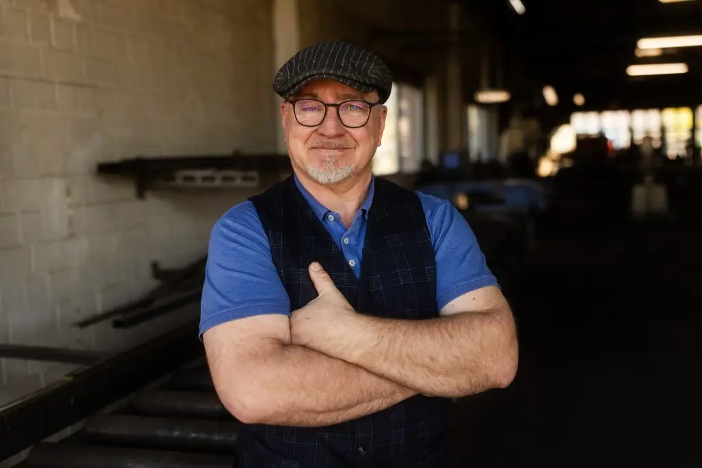 Einer Person stehend in der Werkstatt