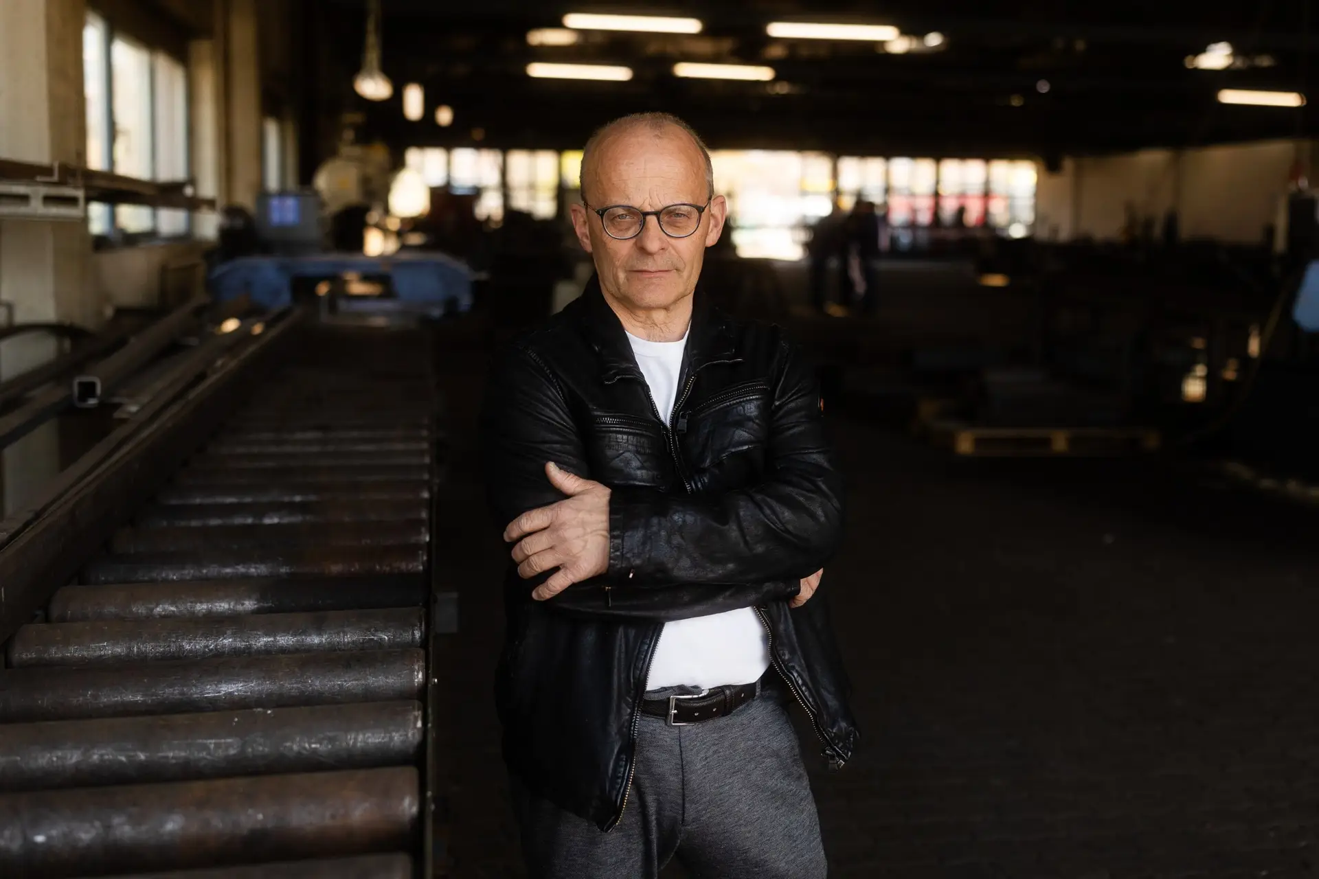 Einer Person stehend in der Werkstatt