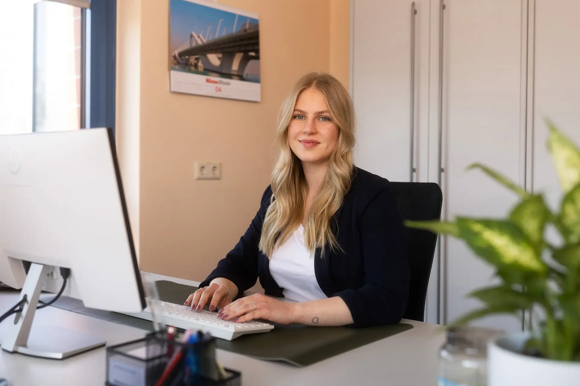 Einer Person in einem Büro, vor dem Computer