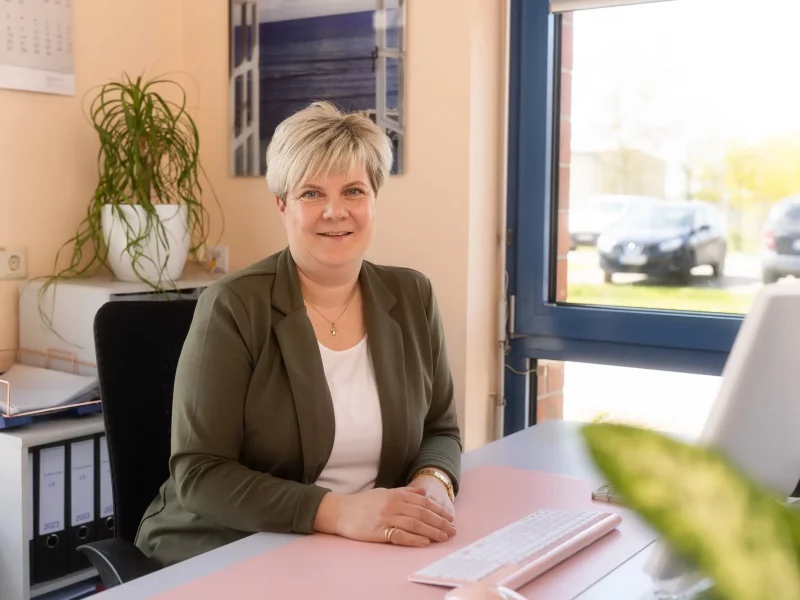 Einer Person in einem Büro, vor dem Computer