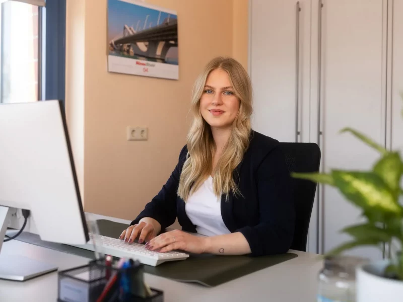 Einer Person in einem Büro, vor dem Computer